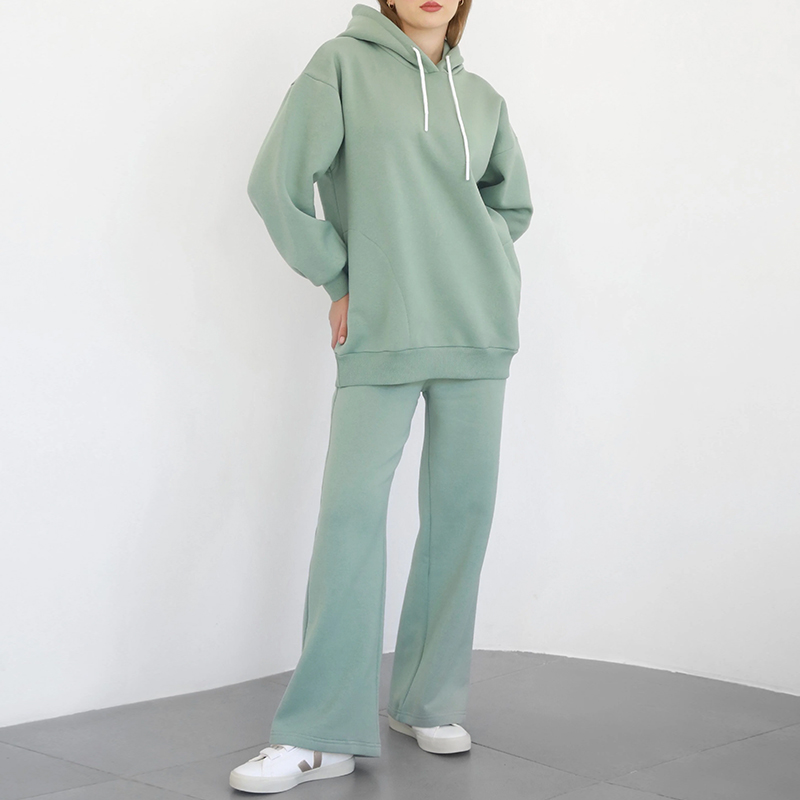 our women's tracksuit set at hongfeng combines pure cotton for everyday comfort and style.